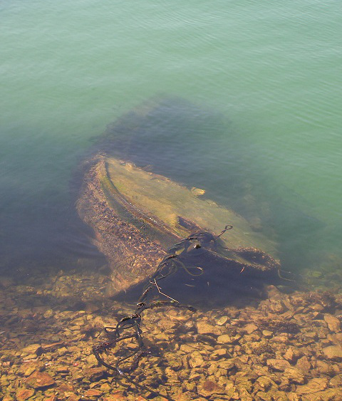 ein altes, gesunkenes Boot im
Meer